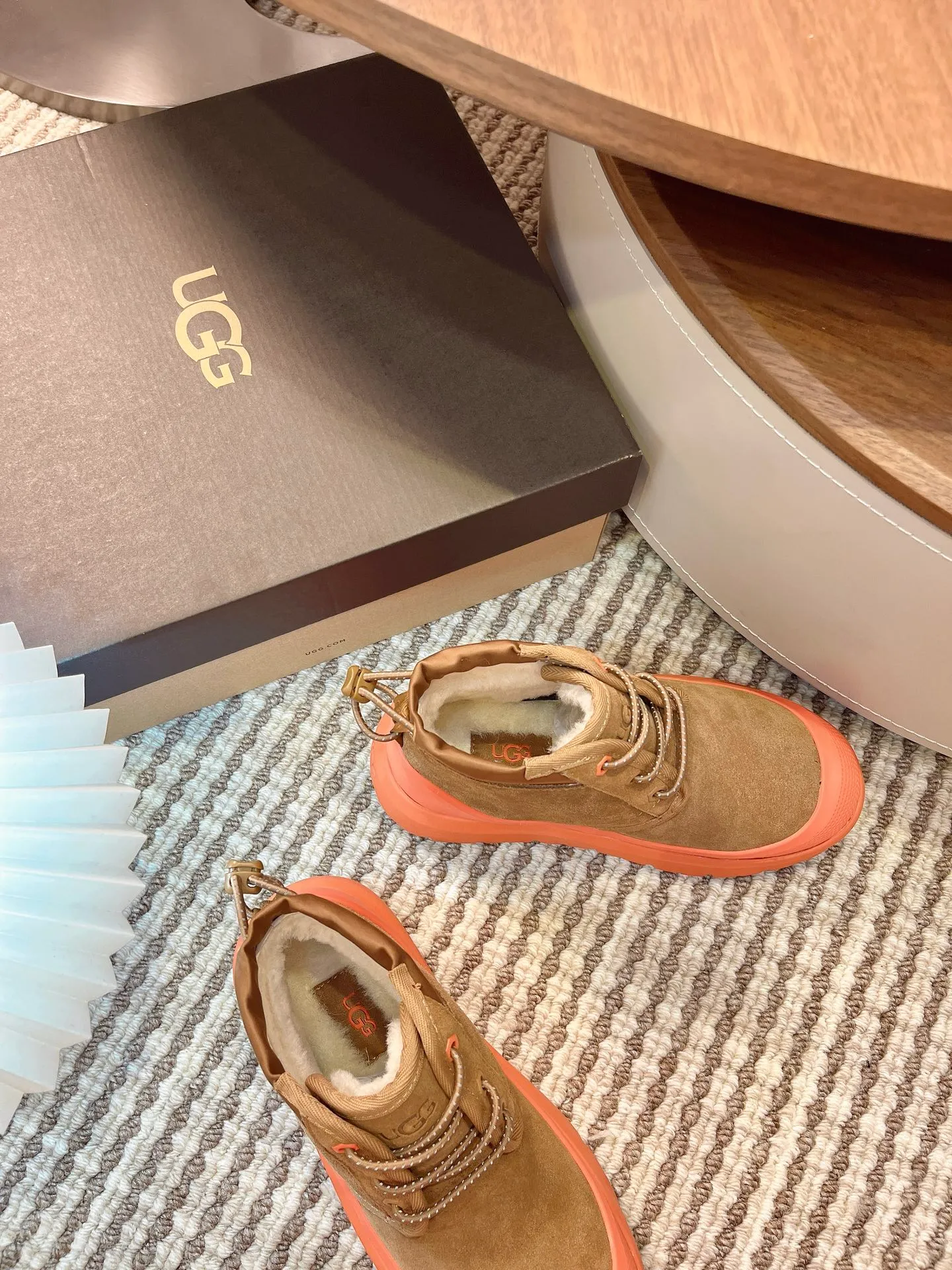【UGG】 P: 560💰 Couple shoes Size: Women’s size 35-40 / Men’s size 40-44 UGG Tasman Weather Hybrid slip-on snow boots👢 Wang Yibo's same style 👏 adds a large orange sole to the classic Tasman shoe style, functional color contrast design, environmentally friendly waterproof and snowproof material, which has both fashionable and functional attributes. At the same time, it is paired with the new UGG furry shoes Keen's furry color-blocking jacket. Bright orange and maroon collide to create a new light outdoor style and open up a new travel experience in early autumn! Using the best materials, the 17mm fur integrated surface is warmer and breathable, and the outsole is upgraded to a lightweight and wear-resistant light wing technology outsole!